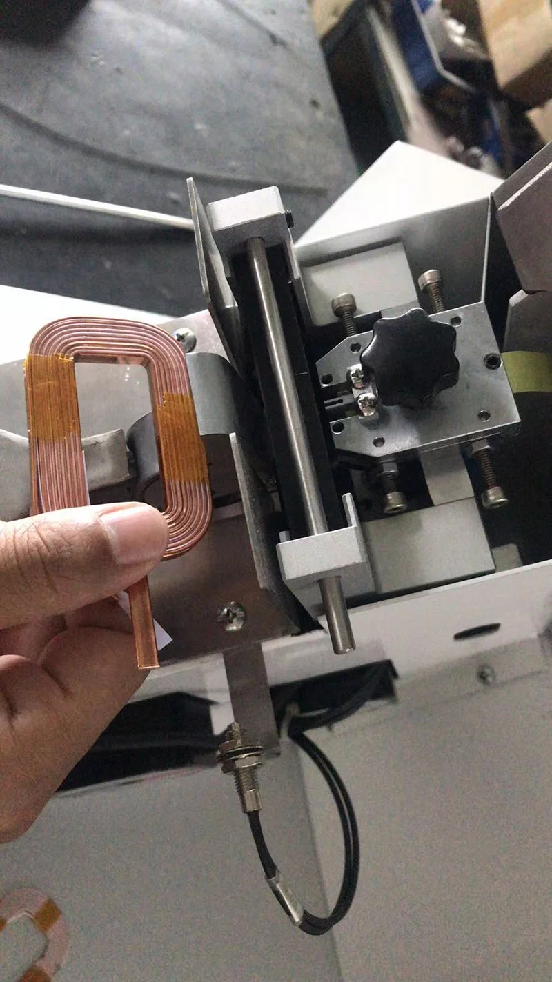 Tapingsmaskine til trådspoler, halvautomatisk klæbende båndviklingsmaskine til trådspoler